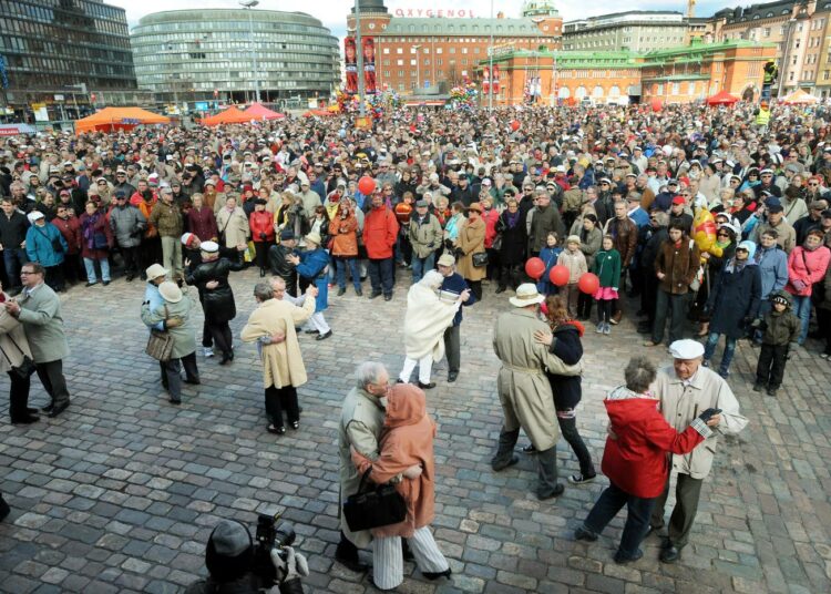Helsingin Hakaniemen vappujuhlilla tanssittiin.