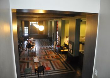 Sosiaalikeskus Sataman aktivistien valtaus paljasti, että Helsingin yliopisto makuuttaa Franzéninkatu 13:n arvokiinteistöä tyhjillään.
