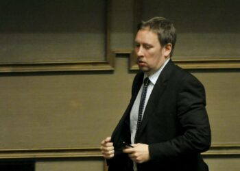 Vasemmistoliiton puheenjohtaja, kulttuuri- ja urheiluministeri Paavo Arhinmäki  toteaa, että Suomen kanta Euroopan pysyvän kriisirahaston päätöksentekoon oli selkeä.