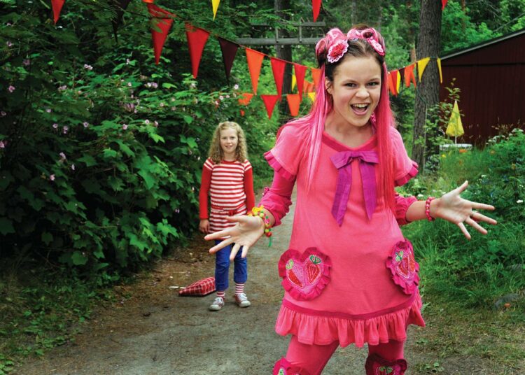 Nelli ihailee Viileän Venlan poseerauksia. Juuri poseeraaminen oli Nelliä näyttelevän Venni Uotilan mielestä vaikeinta. Edessä Olivia Ainali.