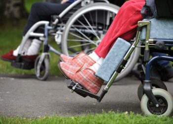 Työntekijöiden vakinaistamista on tehtävä paitsi laitoshoidon, myös kotihoidon, avopalvelujen ja palvelutalojen piirissä.