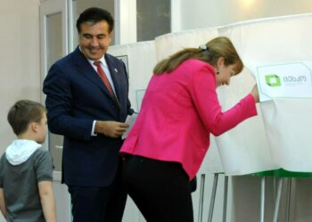 Presidentti Mihail Saakashvili äänestämässä perheineen Tbilisissä maanantaina.