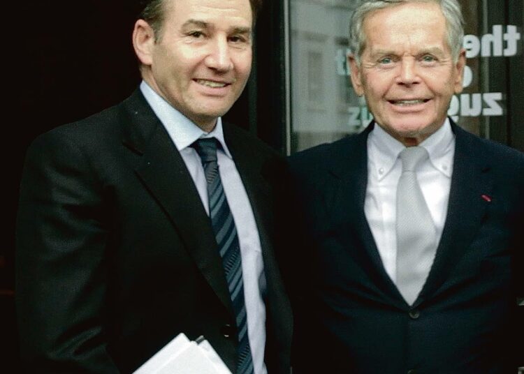 Sambialla on maailman kolmanneksi suurimmat kuparivarat, mutta suurin osa asukkaista elää köyhyydessä. Suuryhtiöt voivat ottaa haltuunsa maan luonnonvarat maksamatta käytännössä lainkaan veroja. Kuvassa Glencore-jättiyrityksen toimitusjohtaja Ivan Glasenberg (vas.) ja hallituksen puheenjohtaja Simon Murray.