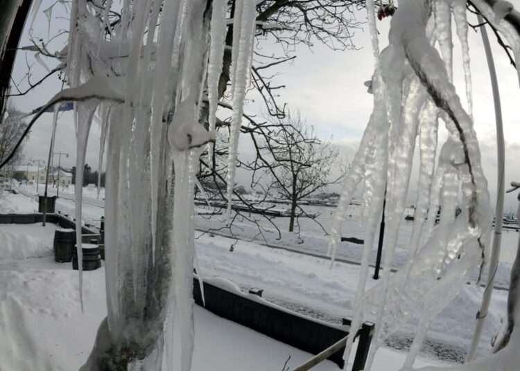 Joulukuussa lunta ja jäätä on riittänyt niin, ettei valkeaa joulua uhkaa enää mikään.