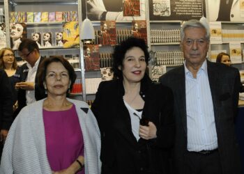Patricia Llosa, Ulla Unseld-Berkèwicz ja Mario Vargas Llosa Frankfurtin kirjamessuilla 2011. Unseld-Berkéwicz (keskellä) on säätiön kautta Suhrkamp-kustantamon pääomistaja.