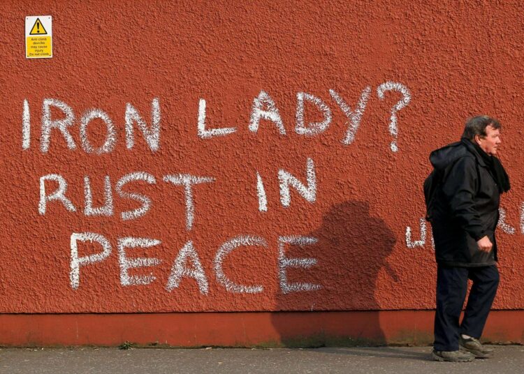 ”Rautarouva? Ruostu rauhassa”, kommentoi seinäkirjoitus Margaret Thatcherin kuolemaa Pohjois-Irlannin Belfastissa.