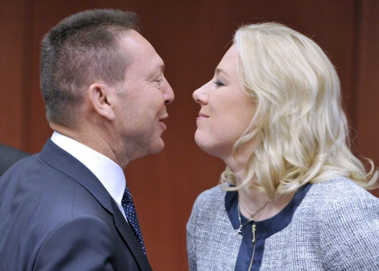 Valtiovarainministeri Jutta Urpilainen tapasi Kreikan valtiovarainministerin Ioannis Stournarasin euromaiden kokouksessa Brysselissä maanantaina. Urpilaisen ja Stournarasin edeltäjän Evangelos Venizelosin allekirjoittama vakuussopimus tulee KHO:n päätöksellä julkiseksi.