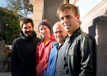 Stand up -koomikot: Anders Heleniuksen, Joni Koivuniemen, Jukka Lindströmin ja Teemu Vesterisen perustaman Paukutusjengin internet-sivuilla.