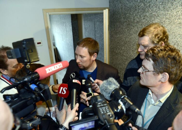 Kulttuuri- ja urheiluministeri Paavo Arhinmäki kommentoi jääkiekkomaajoukkueen seurassa Sotshissa pitkäksi venynyttä illanviettoaan Helsinki-Vantaan lentoasemalla maanantaina.