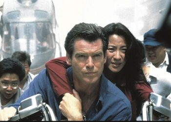 Pierce Brosnan on aika ”normaali” James Bond, mutta Michelle Yeoh on Bond-tytöksi poikkeuksellisen aktiivinen ja kovaotteinen tapaus.