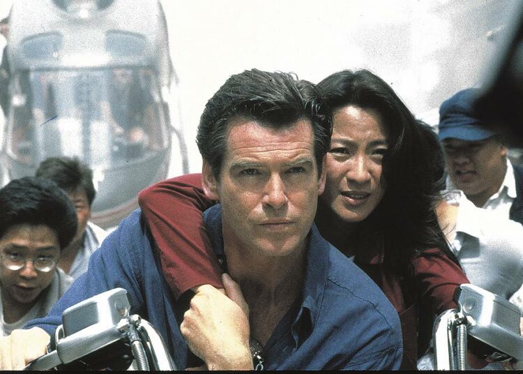 Pierce Brosnan on aika ”normaali” James Bond, mutta Michelle Yeoh on Bond-tytöksi poikkeuksellisen aktiivinen ja kovaotteinen tapaus.