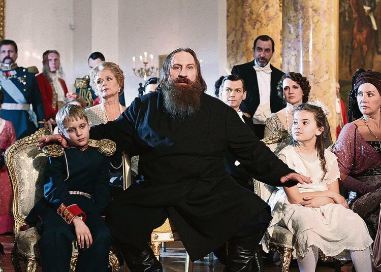 Oliko Grigori Rasputin Jumalan mies, suuri elostelija ja silmänkääntäjä, vaiko peräti vakooja? Kuvassa keskellä Rasputin (Gérard Depardieu).
