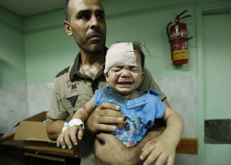 Israelin YK:n kouluun keskiviikkona tekemässä ilmahyökkäyksessä haavoittunutta lasta tuodaan Kamal Edwanin sairaalaan Beit Lahiassa.