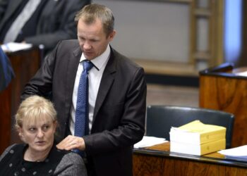 Perussuomalaisten Pirkko Mattila ja Mika Niikko ennen eduskunnan täysistuntoa Helsingissä, 17.lokakuuta. Väitöskirjatutkijan mielestä vennamolaisuus on väistymässä puolueesta täysverisen oikeistopopulismin tieltä.