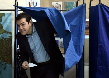 Vasemmistopuolue Syrizan johtaja Alexis Tsipras äänestyspaikalla sunnuntaina.