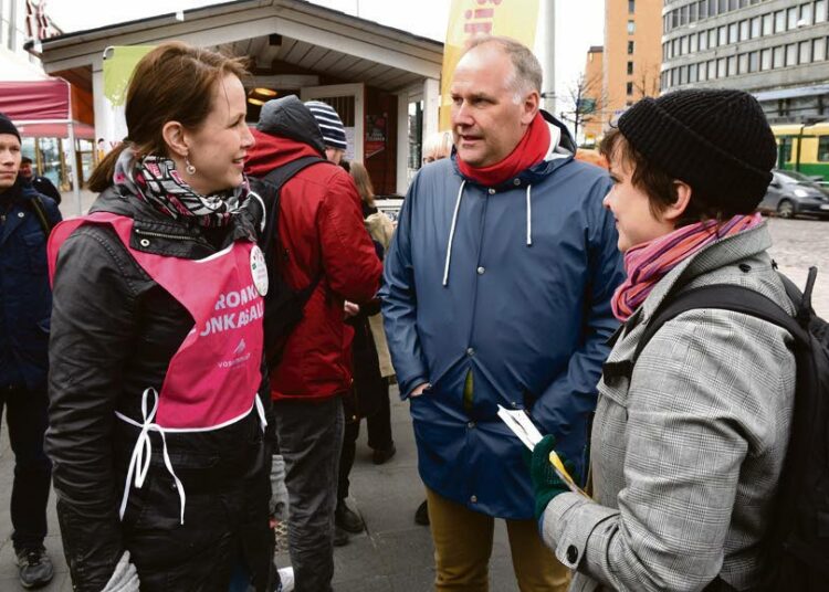 Vasemmistoliitolla on mahdollisuus jättipottiin. Kuvassa Veronika Honkasalo (vas.), Jonas Sjöstedt ja Silvia Modig vasemmistoliiton vaalimökillä Helsingissä tiistaina.