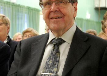 Valtakunnallisen Eläkeläiset ry:n puheenjohtajana toiminut Kalevi Kivistö vaatii ihmisarvoisia palveluja vanhuksille.