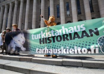 Turkistarhauksen vastustajat olivat liikkeellä kesäkuussa 2013.