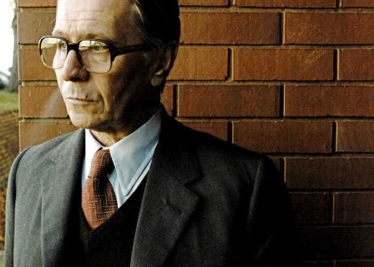 Tunnelmallisessa vakoilutrillerissä etsitään kaksoisagenttia brittien riveistä keskellä kylmää sotaa. Kuvassa George Smiley (Gary Oldman).