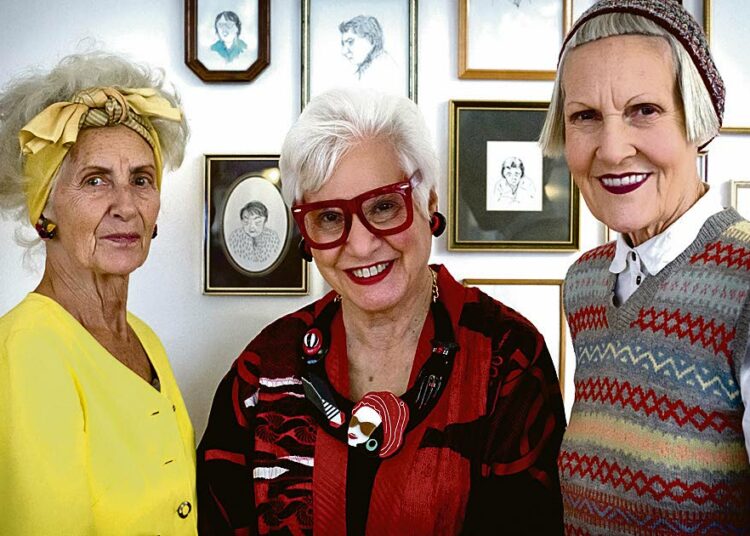 Tyylitaju ei ole iästä kiinni. Dokumentti esittelee kuusi noin 80-vuotiasta naista, joita yhdistää rakkaus muotiin ja vaatteisiin.