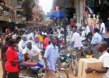 Katukauppa käy vilkkaana Ugandan pääkaupungissa Kampalassa, mutta isot rahat katoavat köyhästä maasta veroparatiiseihin.