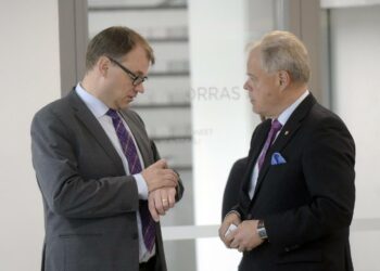OAJ:n puheenjohtaja Olli Luukkainen (oik.) ja pääministeri Juha Sipilä  OAJ:n valtuuston kevätkokouksessa keskiviikkona.