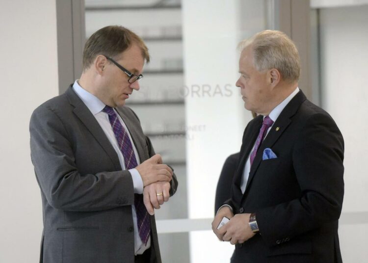 OAJ:n puheenjohtaja Olli Luukkainen (oik.) ja pääministeri Juha Sipilä  OAJ:n valtuuston kevätkokouksessa keskiviikkona.