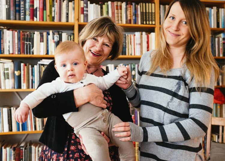 Ulla-Leena Alpista tuli viime itsenäisyyspäivänä Katri-tyttären vauvan mummi. Tyttären ja Leevi-vauvan vierailut ovat mummille päivän kohokohtia.