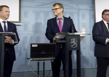 Kirjoittajan mukaan hallitus on päättänyt leikata ”väärästä päästä”.