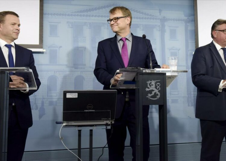 Kirjoittajan mukaan hallitus on päättänyt leikata ”väärästä päästä”.