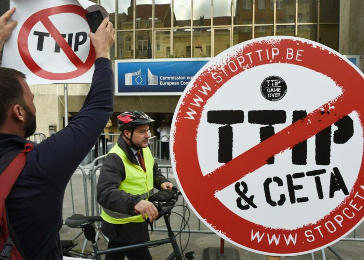 TTIP:tä sekä EU:n ja Kanadan vapaakauppasopimus Cetaa vastustava mielenosoitus heinäkuussa Brysselissä.