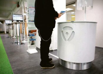 Kirjoittajien mukaan 30 000 avointa työpaikkaa eivät riitä millään laskuopilla 380 000 työttömälle työnhakijalle. Kuva helsinkiläisestä työvoimatoimistosta.