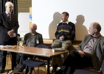 Entiset kansanedustajat Henrik Lax (vas), Osmo Soininvaara, Esko Seppänen ja Iiro Viinanen kertoivat eutanasian laillistamista ajavasta kansalaisaloitteesta tiedotustilaisuudessa Helsingissä tiistaina.