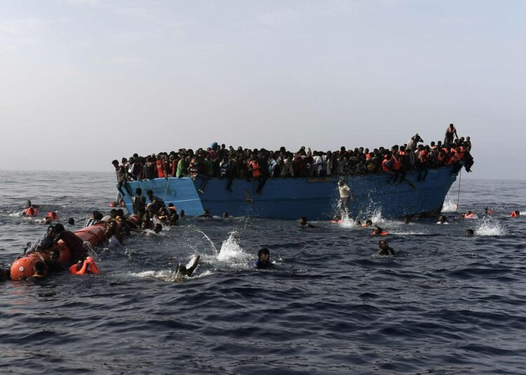 Veden varaan joutuneita pakolaisia ja siirtolaisia Libyan rannikon edustalla viime lokakuussa.