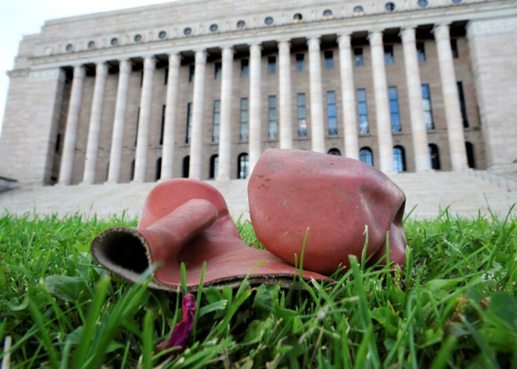 Ellei työtön osallistu koulutukseen, hän menettää monet toimeentulolle välttämättömät edut, toteaa kirjoittaja.