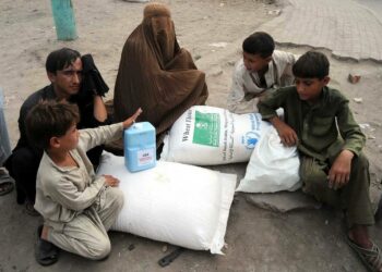 Turvattomuus ja ruokapula ajavat ihmisiä liikkeelle. Pakistanilaisperhe joutui pakenemaan kotiseutunsa väkivaltaa Peshawariin vuonna 2010.