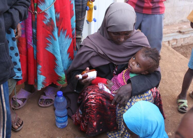 Etiopian oromoihin kuuluva äiti on paennut lapsensa kanssa teollisuusalueelle Hararin kaupungin liepeillä.
