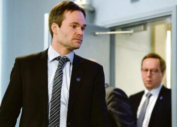 Elinkeinoministeri Mika Lintilä (oik.)ja ulkomaankauppa- ja kehitysministeri Kai Mykkänen eivät tammikuisten puheidensa perusteella tiedä, mistä joulukuussa päättivät.