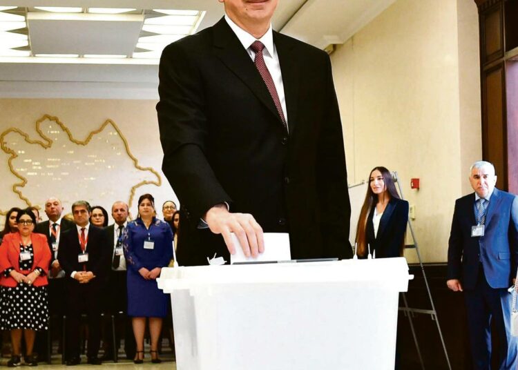 Presidentti Ilham Alijev kävi äänestämässä itseään neljännelle kaudelle runsaat kaksi viikkoa sitten Bakussa.