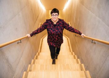 – Omistamisen sijaan voimme käyttää palveluja, materiaalien kuluttamisen sijaan voimme synnyttää niistä yhä uudelleen uusia tuotteita, sanoo Merja Kyllönen.