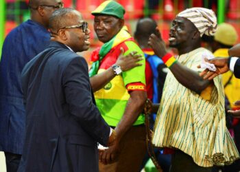 Ghanan jalkapalloliiton puheenjohtaja Kwesi Nyantakyi (vas.) on saanut elinikäisen toimitsijakiellon.