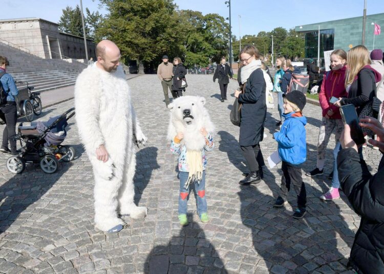 Lapsi kokeili jääkarhun päätä ilmastonmuutosmielenosoituksessa Helsingissä viime perjantaina.