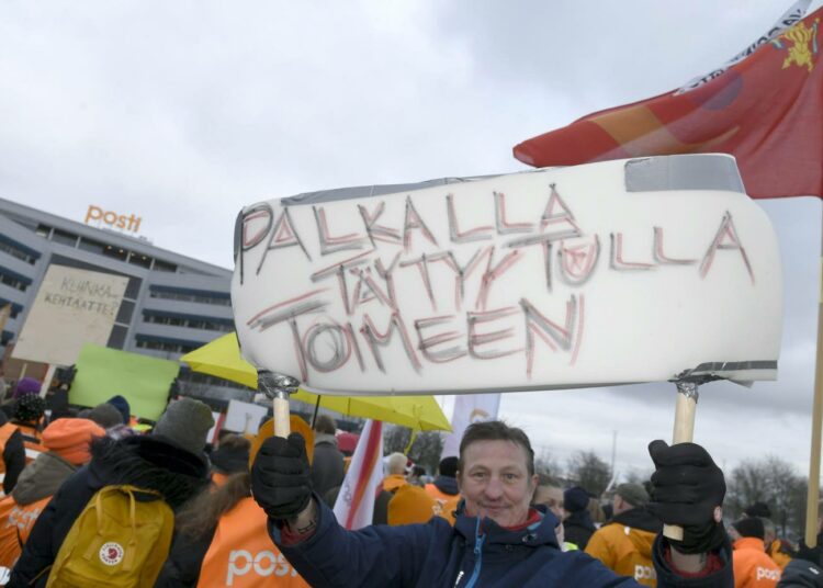 Postilaiset osoittivat tiistaina mieltä Postin pääkonttorin edustalla.