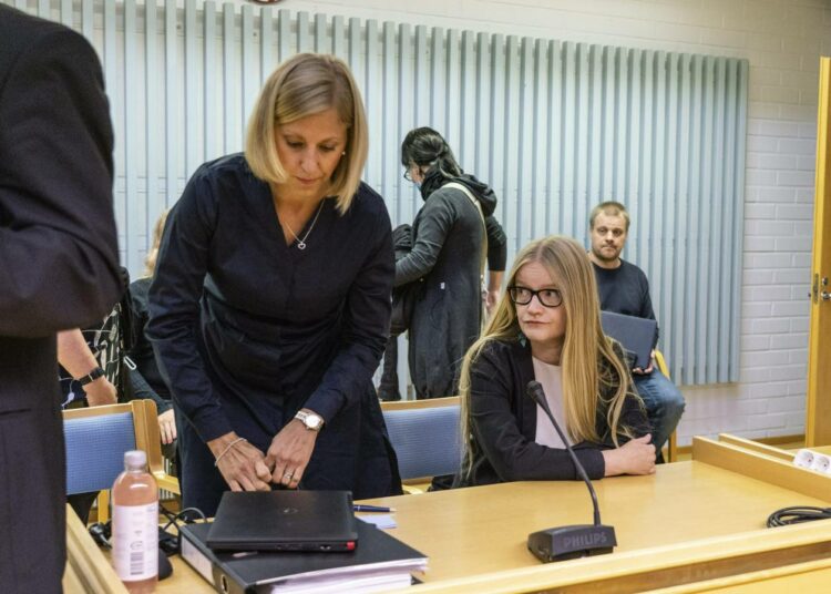 Toimittaja Johanna Vehkoo (oik.) ja hänen asianajajansa Martina Kronström valmistautuivat istuntoon Rovaniemen hovioikeudessa viime elokuussa.