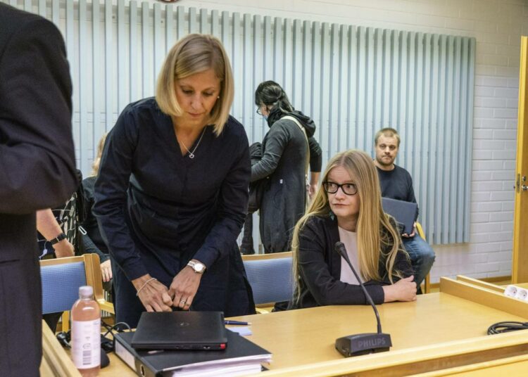Toimittaja Johanna Vehkoo (oik.) ja hänen asianajajansa Martina Kronström valmistautuivat istuntoon Rovaniemen hovioikeudessa viime elokuussa.