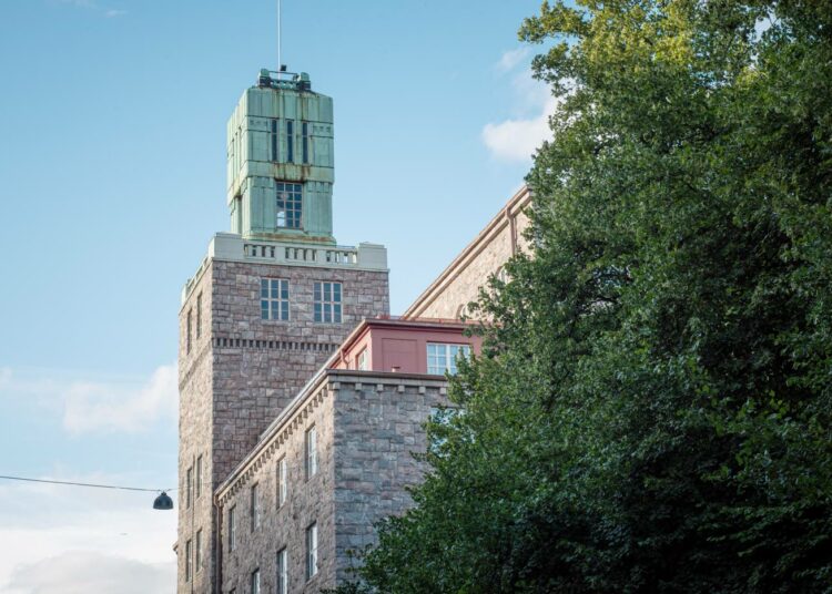 Työväentalon torniin ripustettiin punainen lyhty kapinan alkamisen merkiksi.