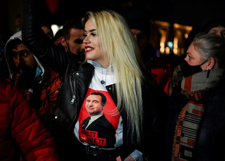 Vasemmistolaisen Itsemääräämisliikkeen kannattajat juhlivat vaalivoittoa sunnuntaina Kosovon pääkaupungissa Pristinassa.