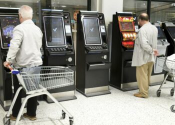 Veikkauksen tuotot hiipuvat muun muassa siksi, että peliautomaatit suljettiin koronan takia ja niiden määrää kauppakeskuksissa vähennettiin pysyvästi.