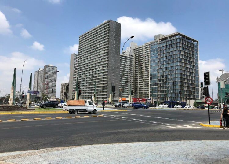 Kaksikymmenkerroksisia rakennuksia, joissa jokaisessa kerroksessa on 50 seitsemäntoista neliömetrin asuntoa, kutsutaan ”vertikaalisiksi getoiksi”. Niissä asuu enimmäkseen maahanmuuttajia. Kuvan rakennukset ovat Santiago de Chilen Estación Centralissa