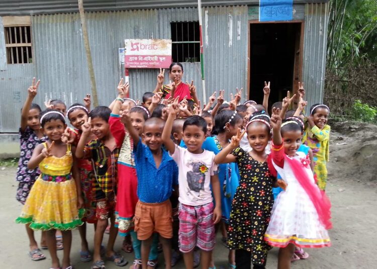 Lapsia BRAC:n ylläpitämässä esikoulussa Bangladeshissa. Maan koulujärjestelmä ja varsinkin varattomat koululaiset hyötyvät BRAC:n kaltaisista kansalaisjärjestöistä, sillä niiden esikoulut ovat ilmaisia toisin kuin yksityisten pyörittämät.